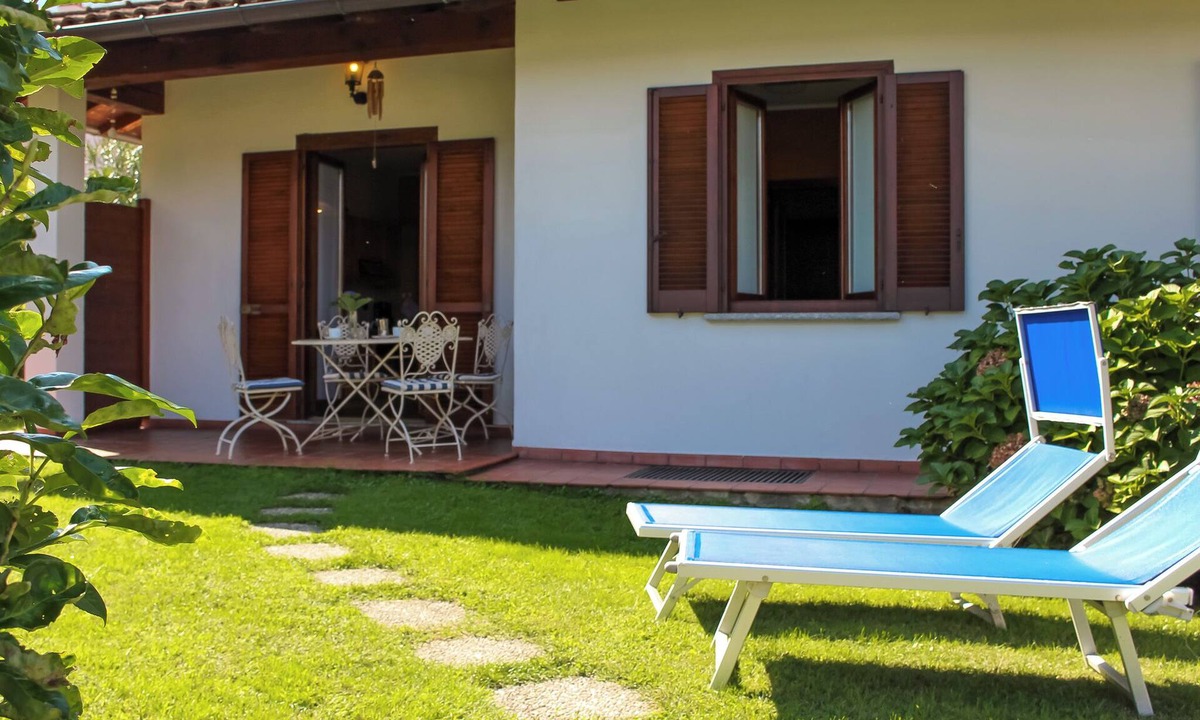 Colico Piano Apartment | Quattro Stagioni Spring Garden Holiday Apartment with Pool