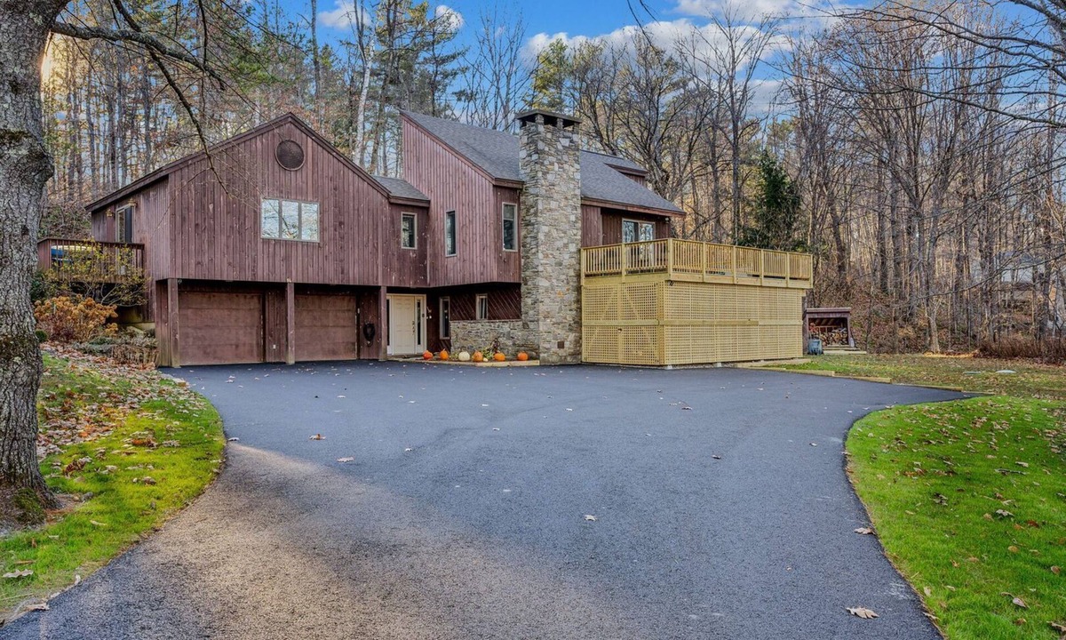 West Hartford House | Quechee House with Hot Tub, Game Room & Golf Views