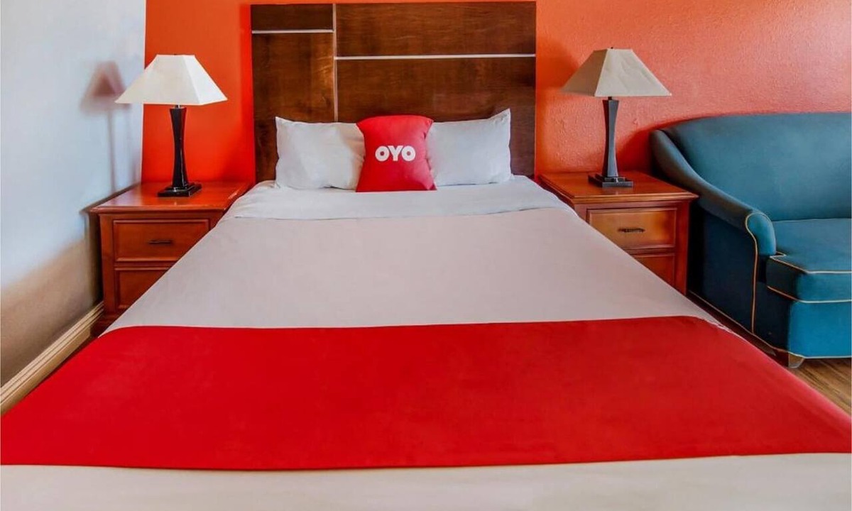 Ridgecrest Apartment | Queen Bed Non-Smoking