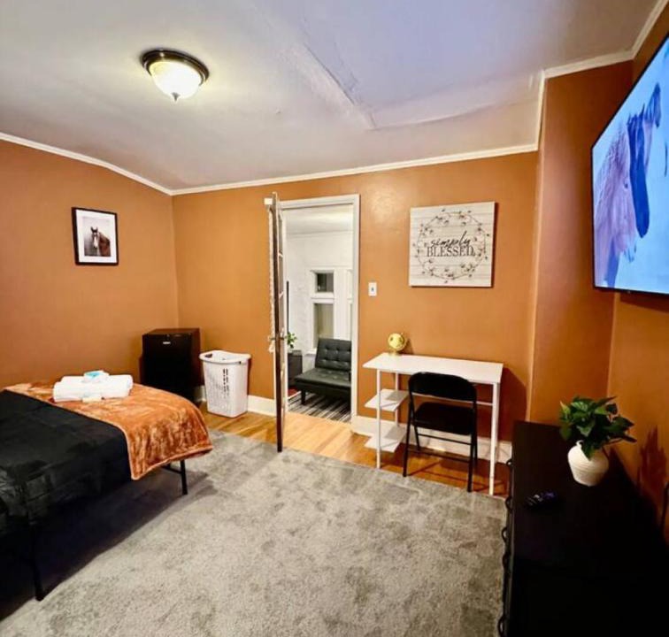 Downtown Syracuse House | Queen Bed Sleeps 2 Communal Spaces SU NYS Fair Carrier Dome Upstate Medical Center