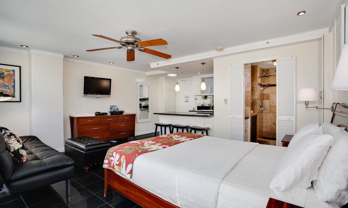Waikiki Condo | Queen Bed Waikiki Studio 918 @ Waikiki Grand Hotel® Honolulu Hawaii Full Kitchen