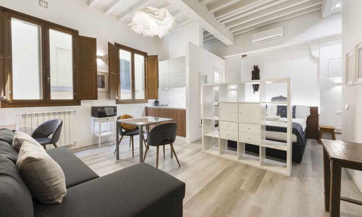 Oltrarno Apartment | Queen by MMega Homes & Villas