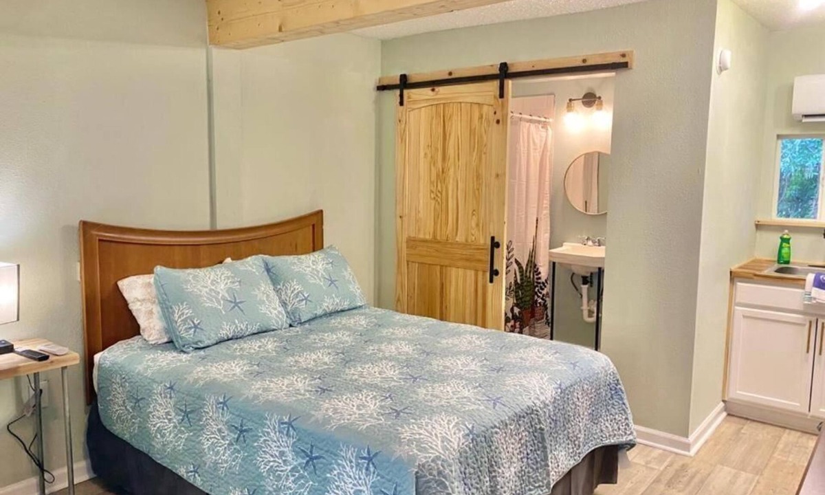 Panacea Apartment | Queen Kitchenette by the Bay #15