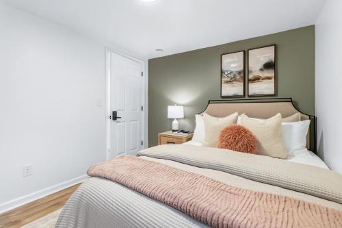Dallas House | Queen Room Near CaroMont Work Stay Ready Shared Bath