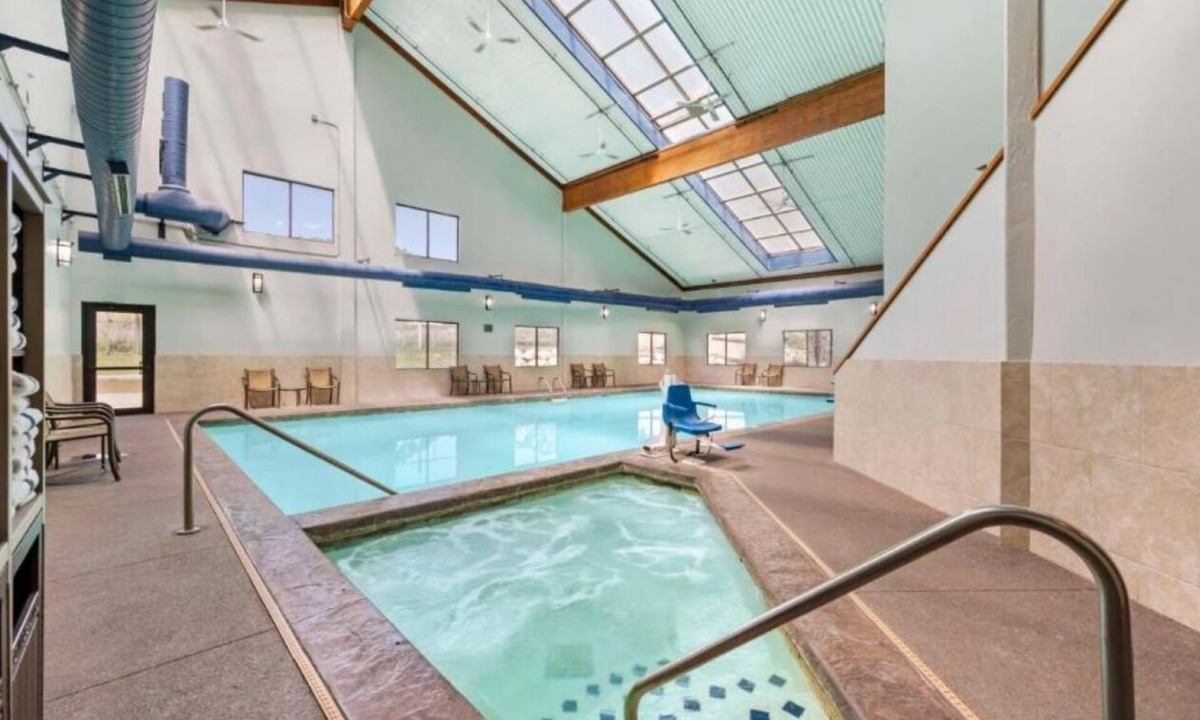 Eagle Hotel | Queen Rooms w/Free Breakfast | Indoor Heated Pool & Free Parking
