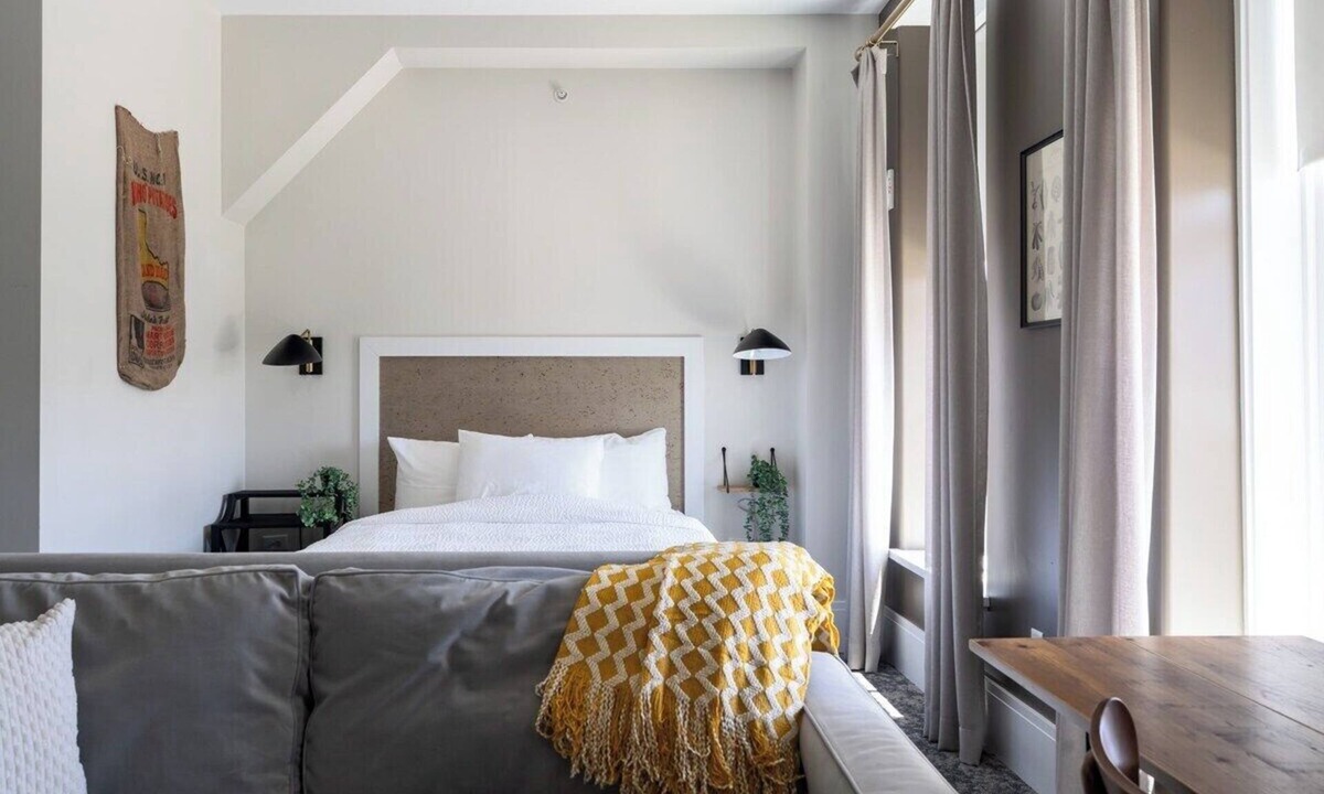East Market District Apartment | Queen Studio - Hancock House Louisville