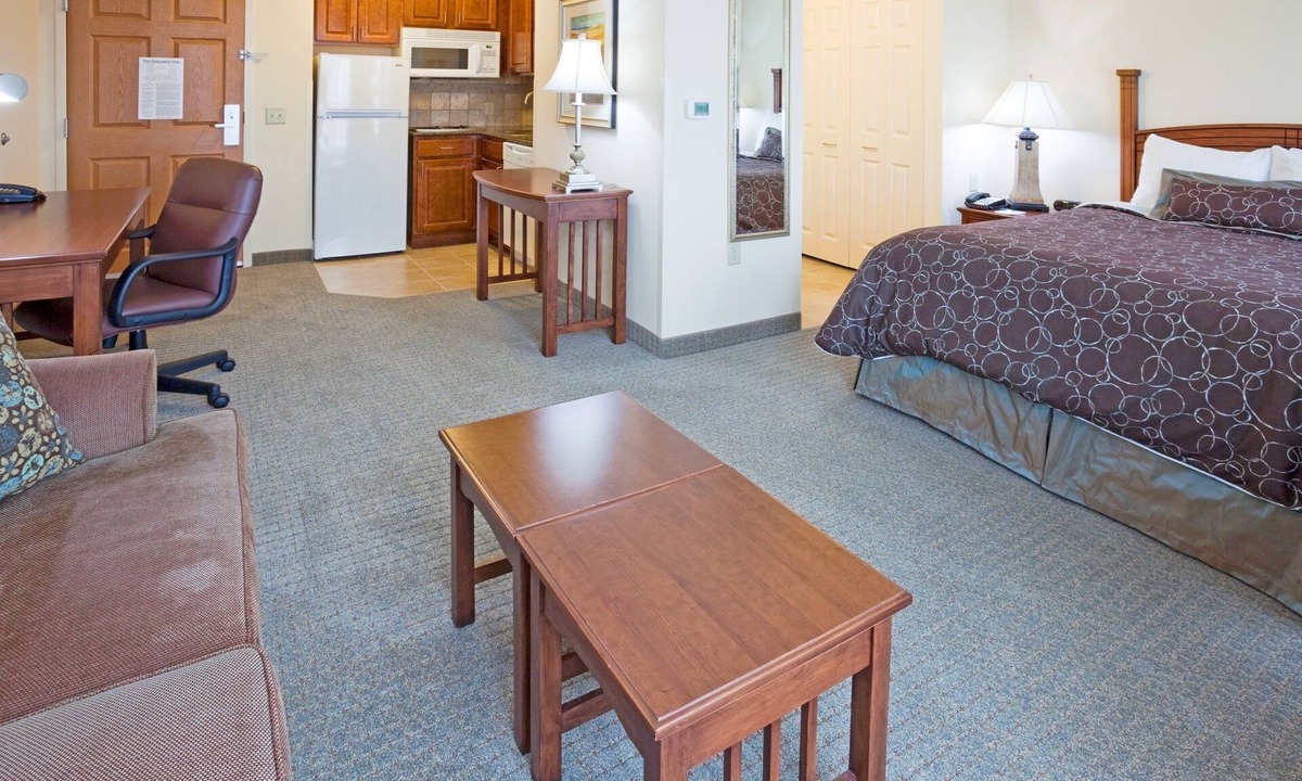Oconomowoc Apartment | Queen Studio Suite w/Kitchenette in Oconomowoc