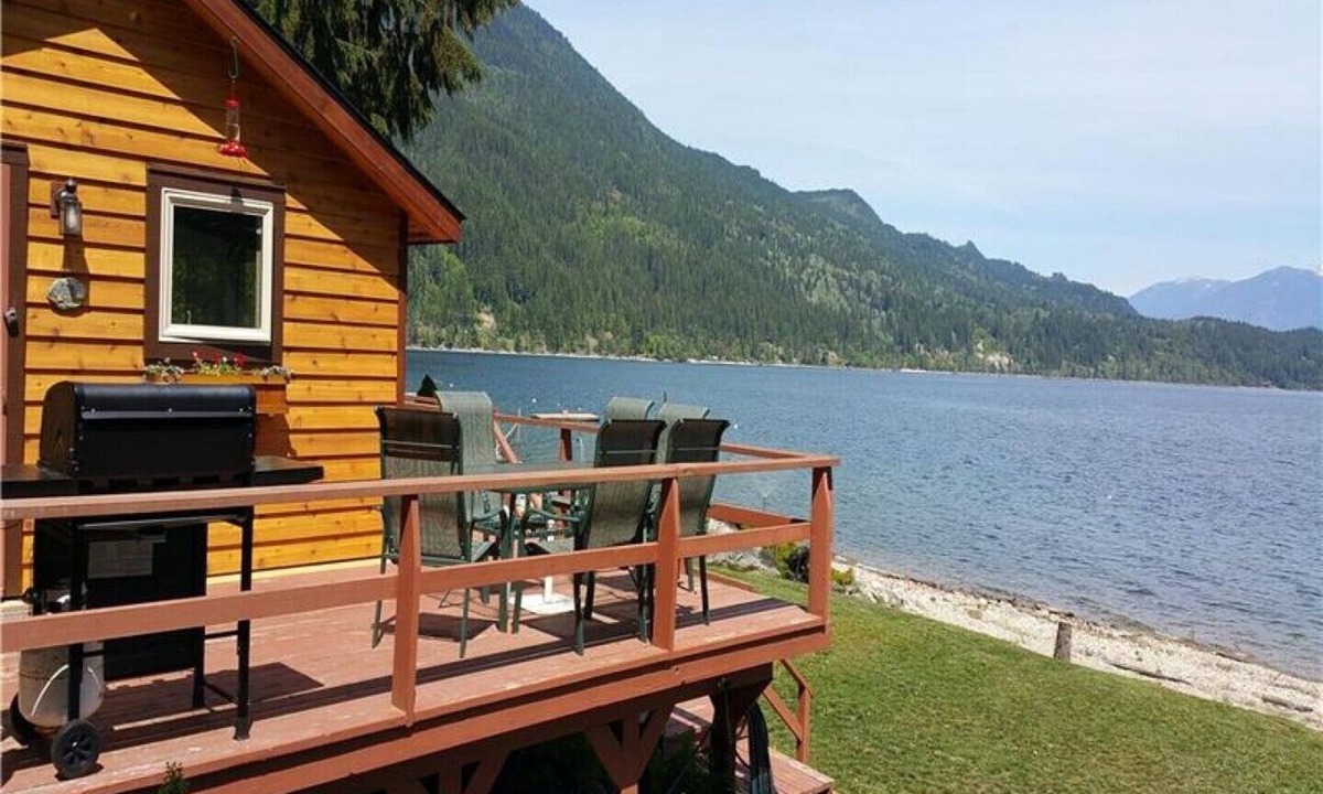 Balfour Cottage | Queens Bay Hideaway Lakefront Cottage