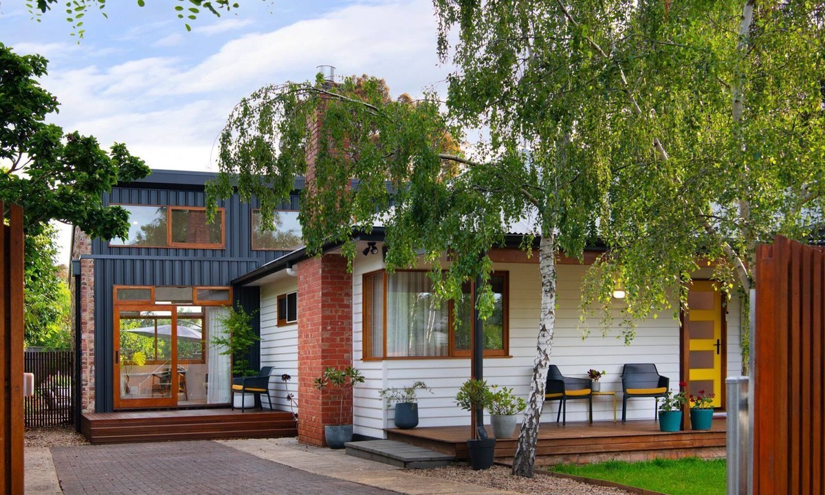Daylesford House | Queens on Trimble - Cozy cottage with wood fire, leafy garden, tub, pet-friendly