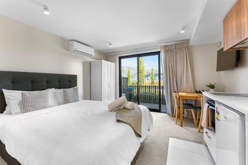 Frankton Apartment | Queenstown Studio, 5mins to Airport, Self Check-in, WIFI, Walk to Shopping Centre
