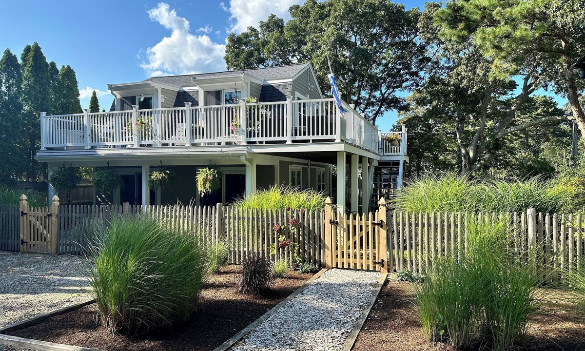 South Yarmouth Cottage | QUESTOVER…Steps to Nantucket Sound Beaches. Lower level 2 bed 1 bath sleeps 6