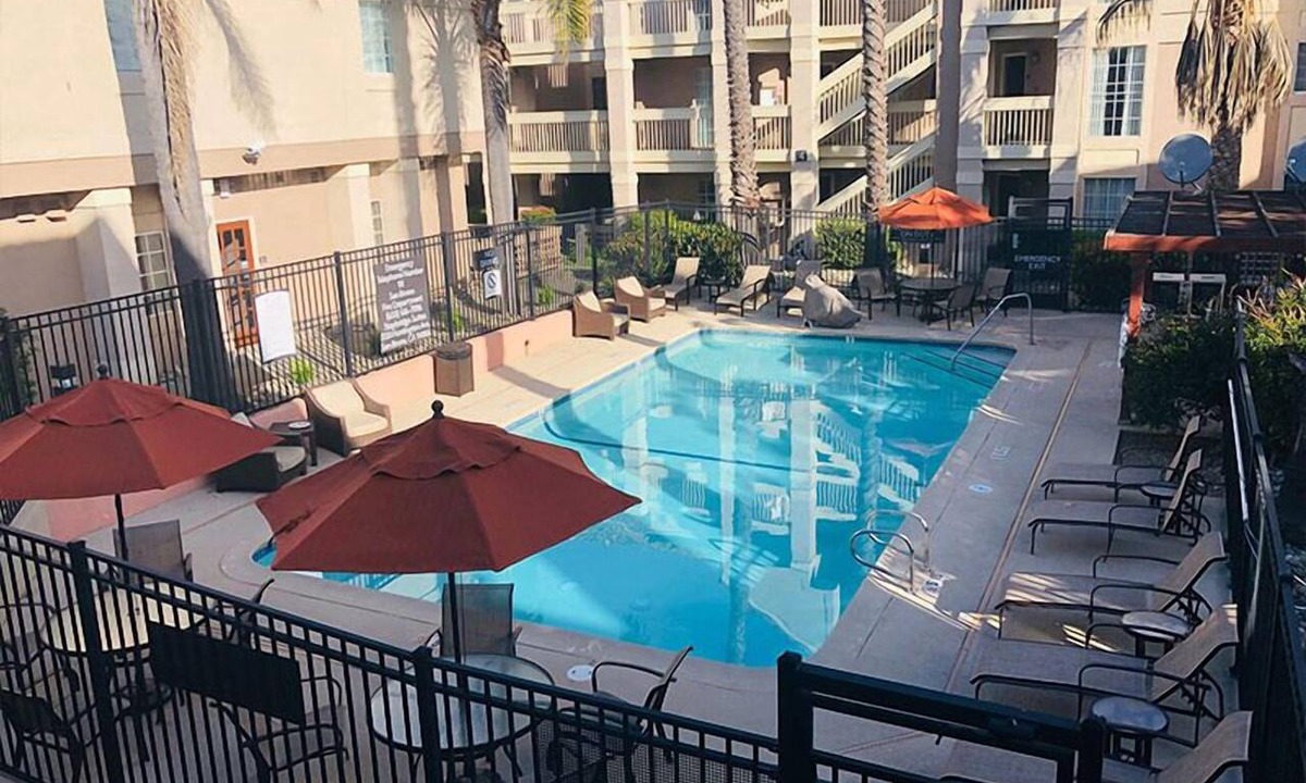San Bruno Hotel | Quick Drive from San Francisco Int’l Airport! Unit w/Full Kitchen & Free Bfast!