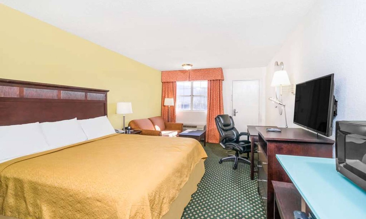 Lookout Valley Neighborhood Association Hotel | Quick Drive to Downtown Chattanooga & Lookout Mountain | 2 Units, Seasonal Pool