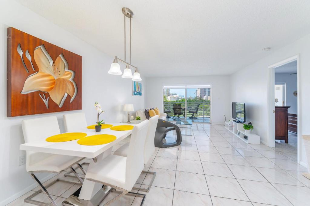 Sunny Isles Beach Apartment | Quick Walk to the Beach