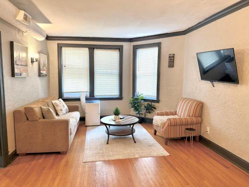 Gage Park Apartment | Quiet 1BR, Eat-In Kitchen, Close to Midway