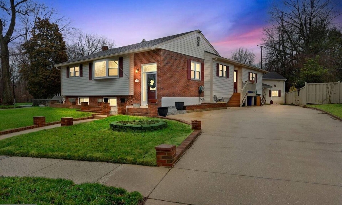 Aspen Hill House | Quiet 3BR/2BA Duplex PetFriendly Sleeps 9, PrivatePatio Workspace & AmpleParking