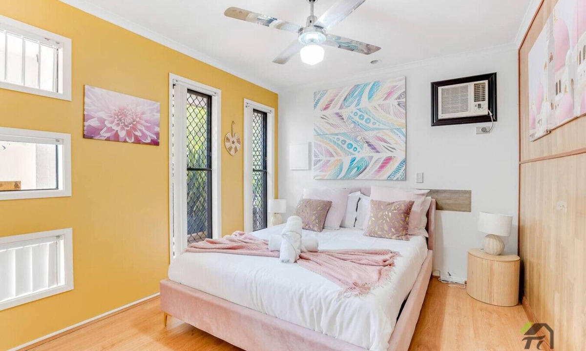 Springfield Lakes House | Quiet 5 bedrooms House located Springfield lake