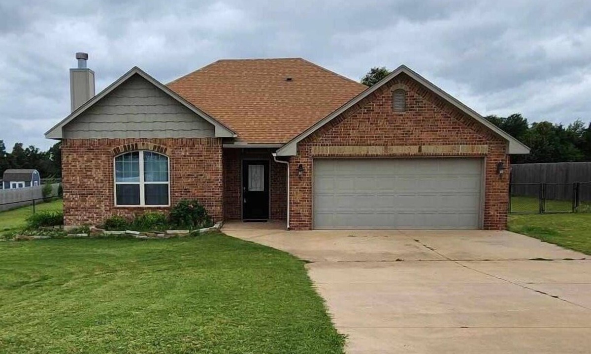 Logan County House | Quiet Acre Retreat. Guest 6. Pet Friendly. Wi-fi.