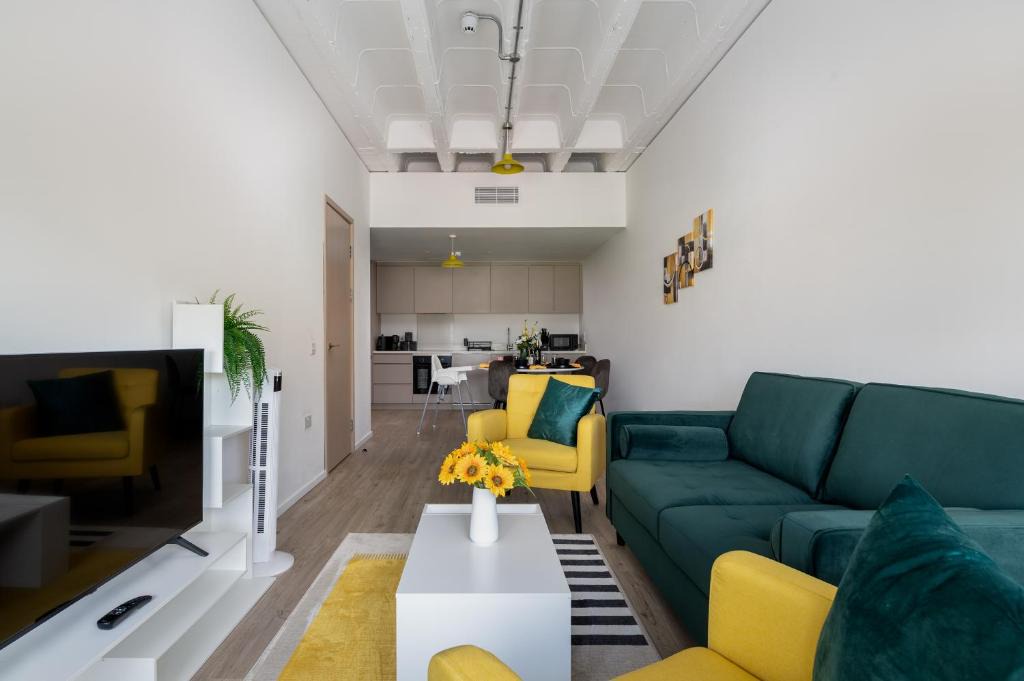Central Milton Keynes Apartment | Quiet and Large with Free Parking Ideal for Families and Business Stays