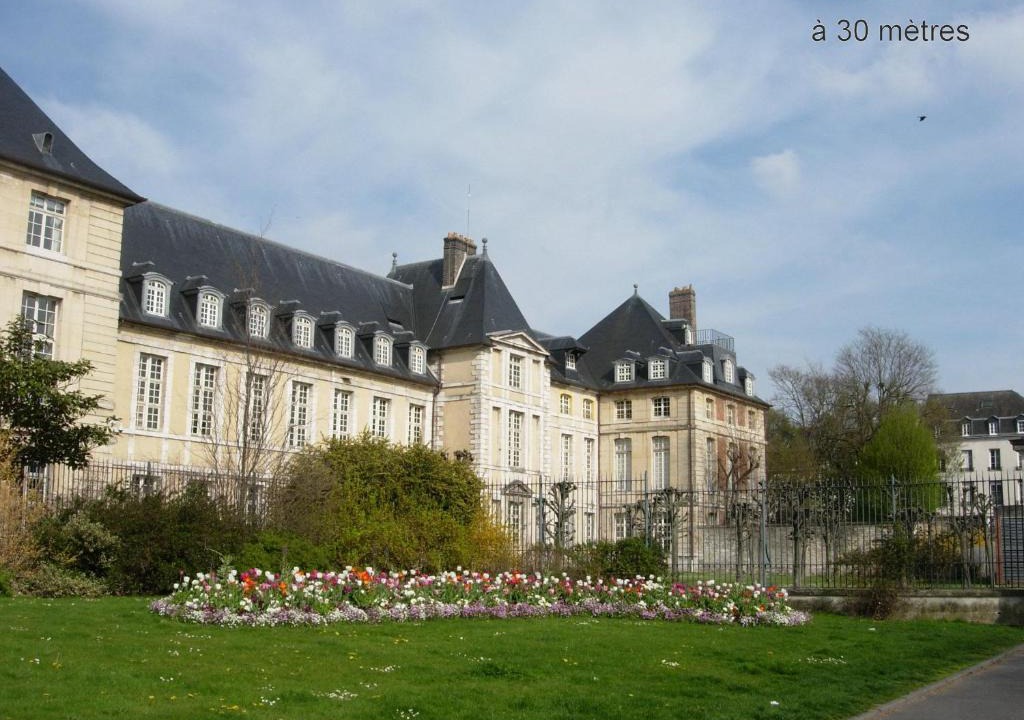 Quartier Pasteur Apartment | Quiet and Spacious 80m2 Flat Near Historic Center and Quays