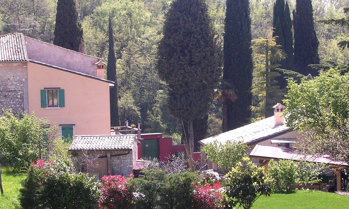 Costermano Apartment | Quiet and spacious studio in a green and sunny