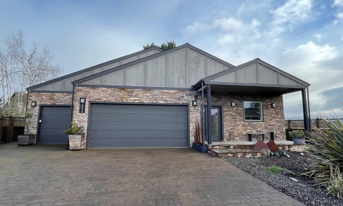 Central Oregon House | Quiet and Unique Home in North Gilham Neighborhood 5 miles from Autzen Stadium