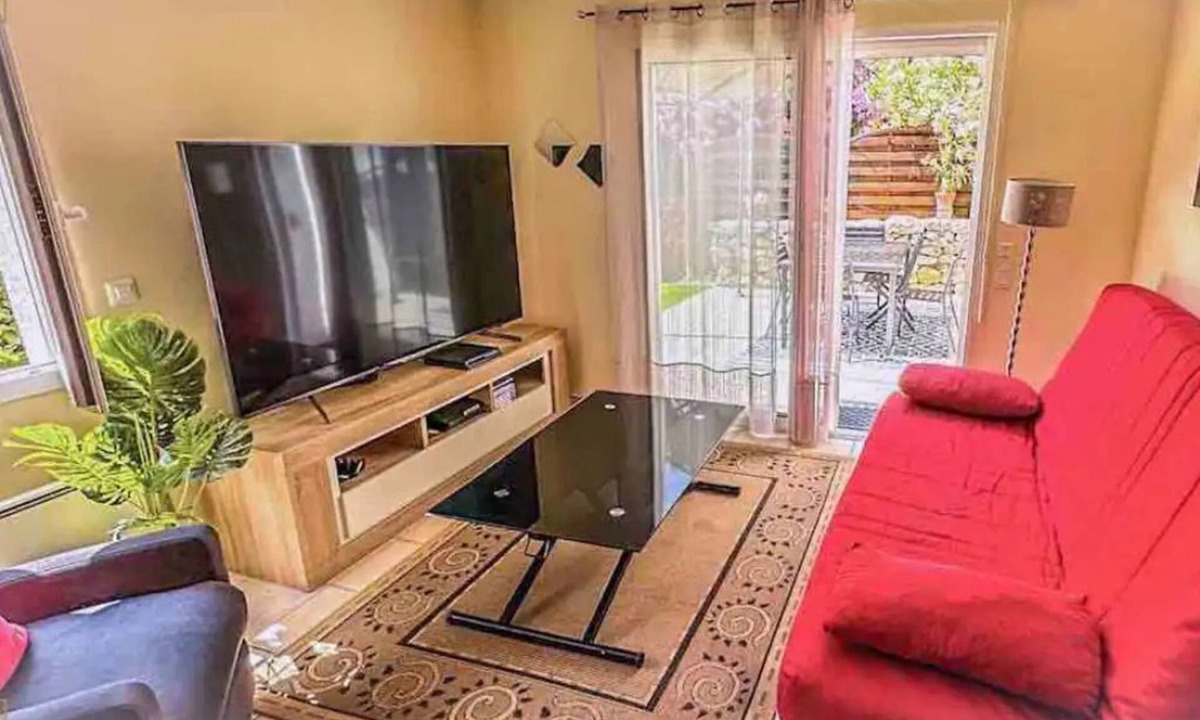 Sussargues Apartment | Quiet apartment : Swimming pool, jacuzzi, private garden and terrace