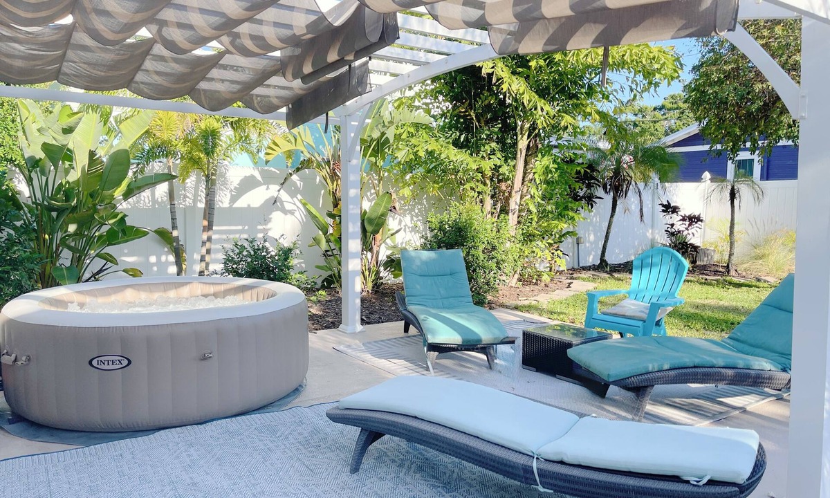 River District House | Quiet beach cottage with SPA near Anna Maria Island and IMG, downtown