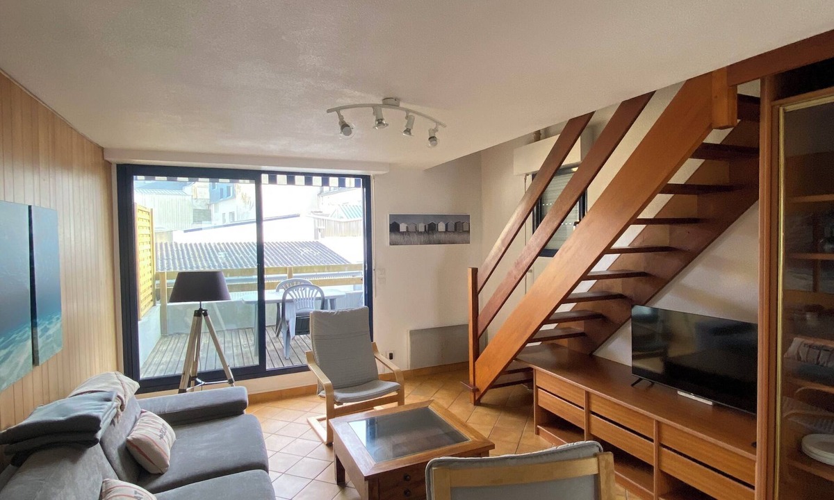 Larmor-Plage Apartment | Quiet, bright duplex apartment just a stone's throw from the beach and town centre, garage and terrace.