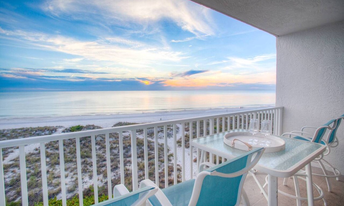 Madeira Beach Condo | Quiet Building in the Heart of Madeira Beach. Outstanding View. Beachfront Pool and Hot-Tub.