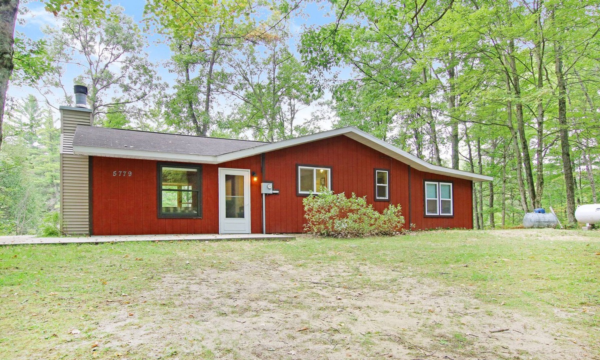 Chase Cabin | Quiet Cabin Setting on small river