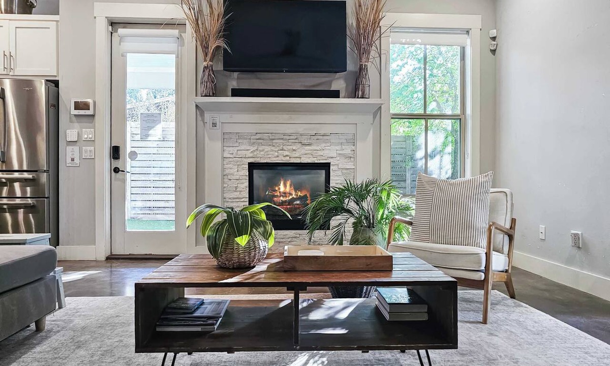 Bouldin Condo | Quiet Central Austin Retreat For 16. Walk to SoCo, Downtown & Barton Springs!