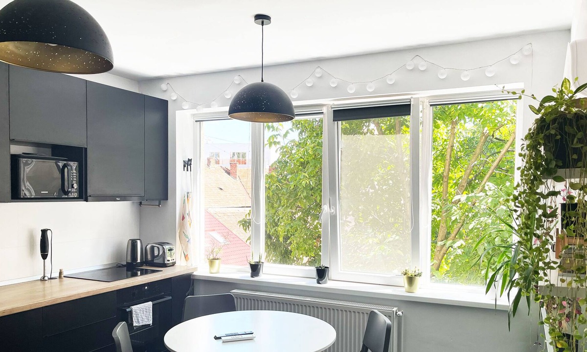 Old Town Apartment | Quiet central green apartment, remote work ready