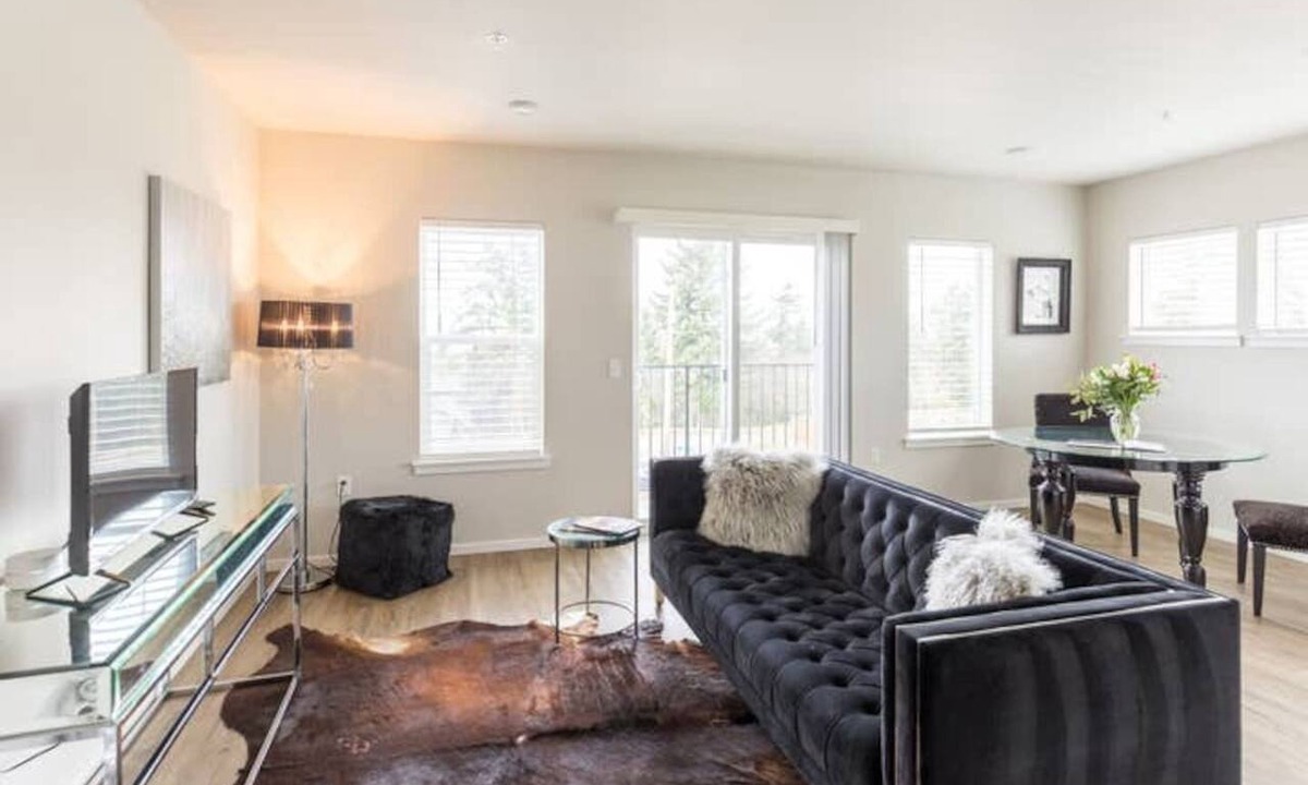 Eastside Condo | Quiet, convenient Commencement Bay & city views!