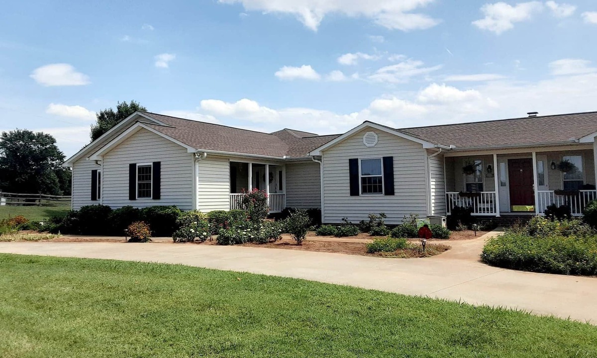Roebuck House | Quiet, country setting with large yard, pool and NO cleaning fee.