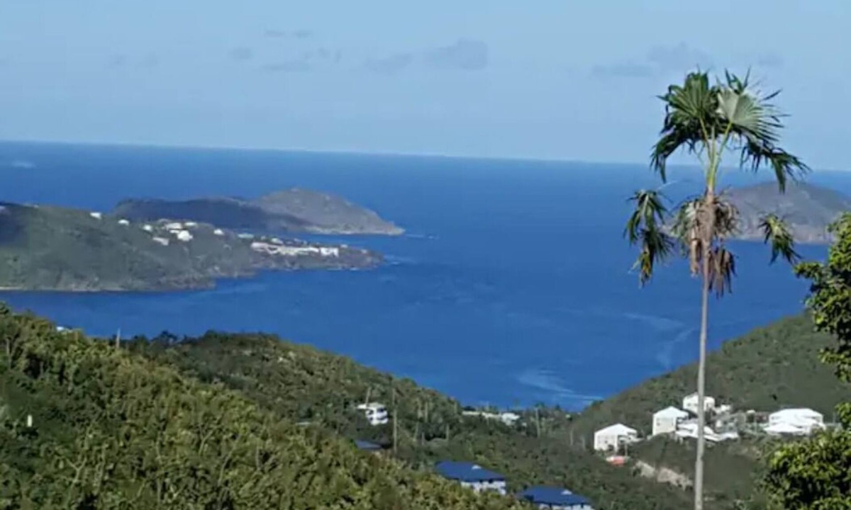 Estate Annas Retreat Apartment | Quiet Cozy Island Mountain Getaway