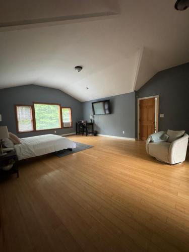 Hamden House | Quiet Cozy Stay Spacious Home Near Beach & Shops