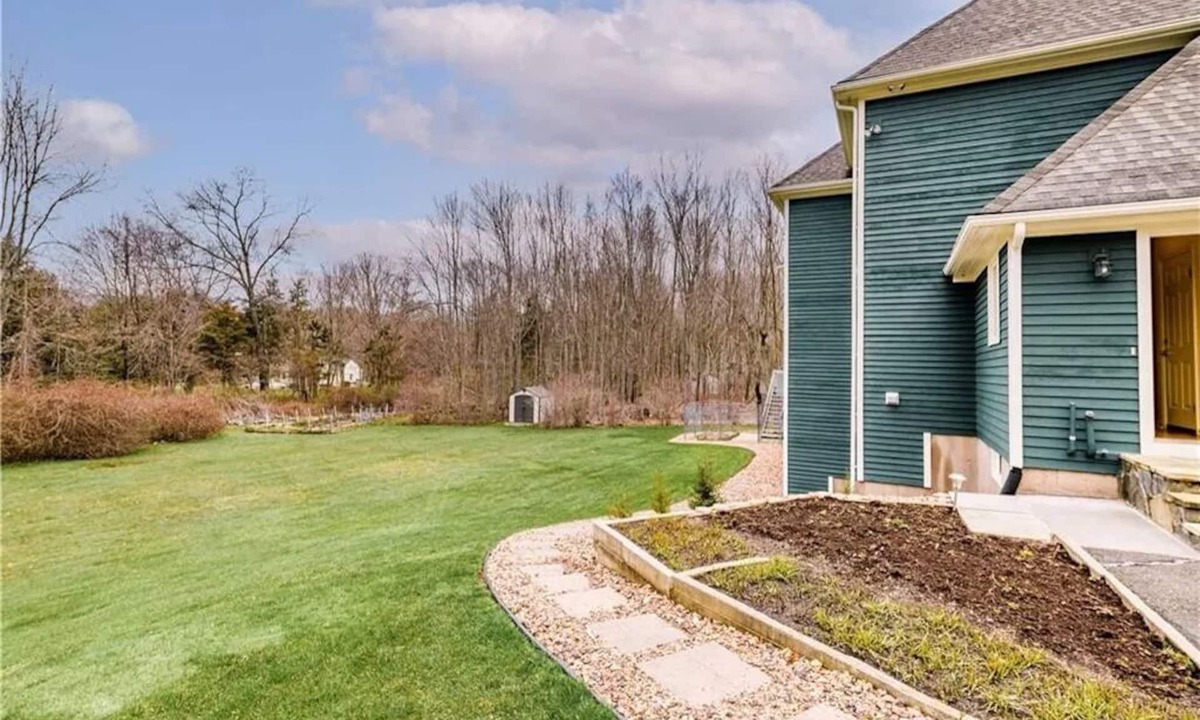 Cheshire Apartment | Quiet, cozy studio apartment on premier street near Yale & Quinnipiac