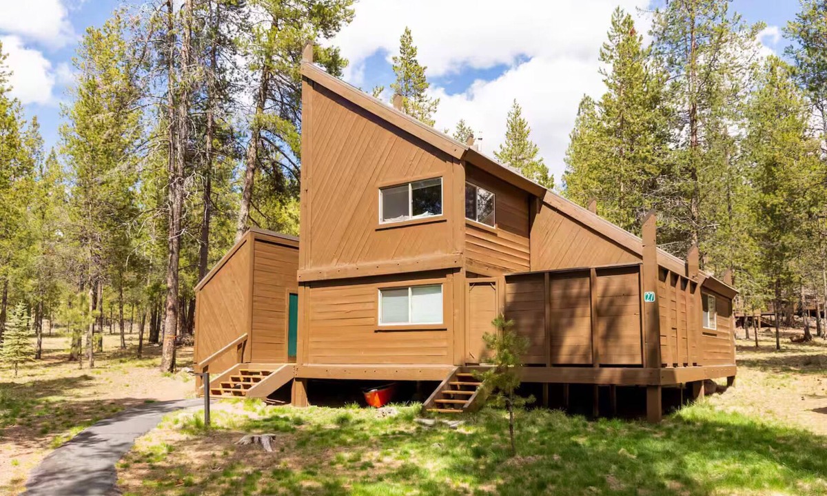Overlook Park Ski Chalet | Quiet Cul-De-Sac, Walk to SHARC w/free passes, Hot Tub, AC, Sleeps 13!