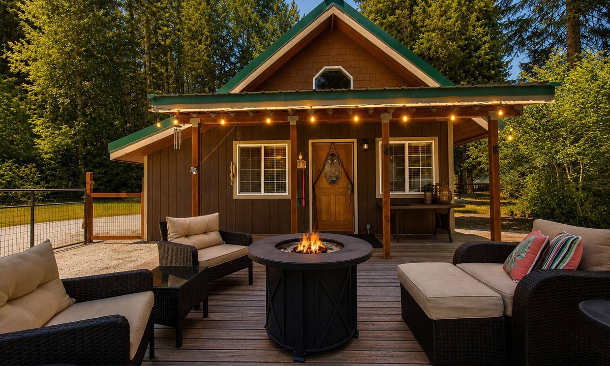 Ardenvoir Cabin | Quiet Escape | Hot Tub | BBQ | Fenced | Deck