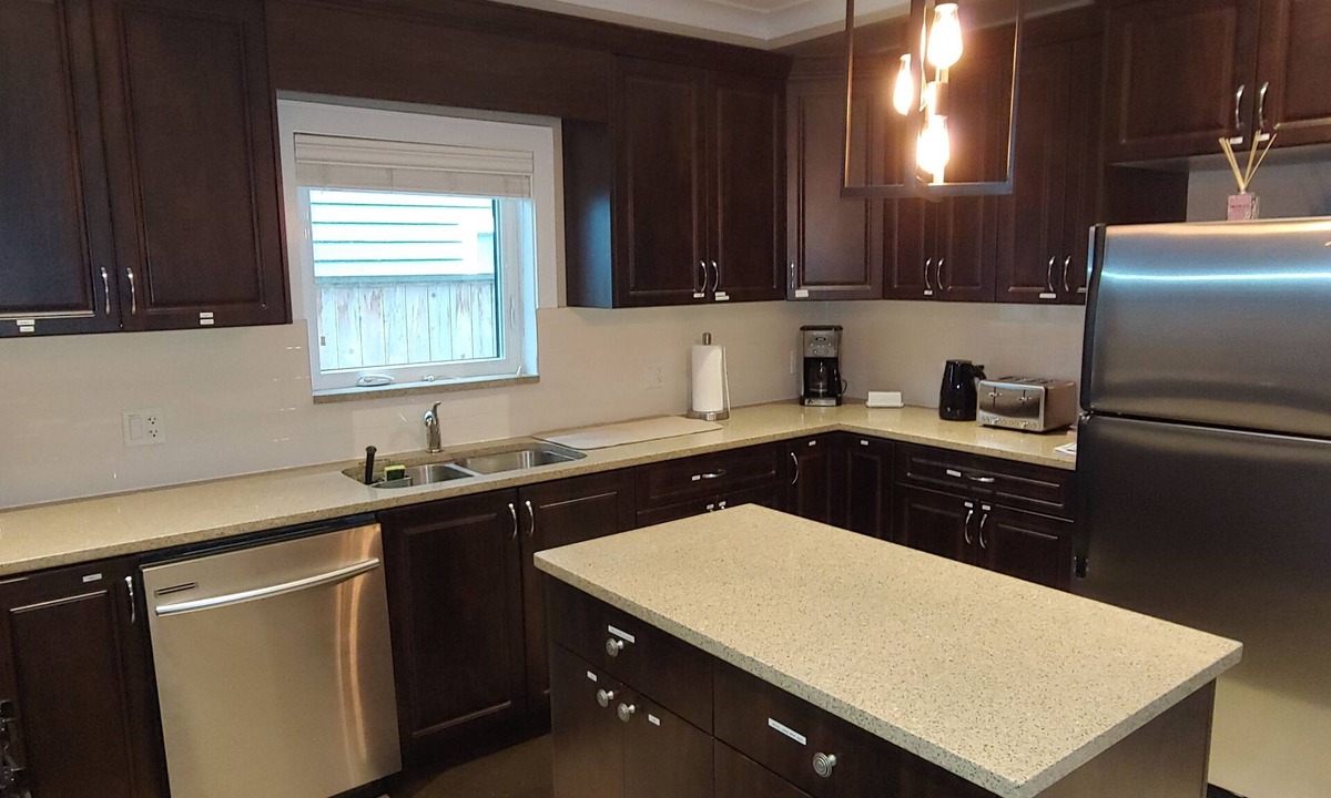 Burnaby House | Quiet family friendly duplex in Highgate, Burnaby. New furniture throughout