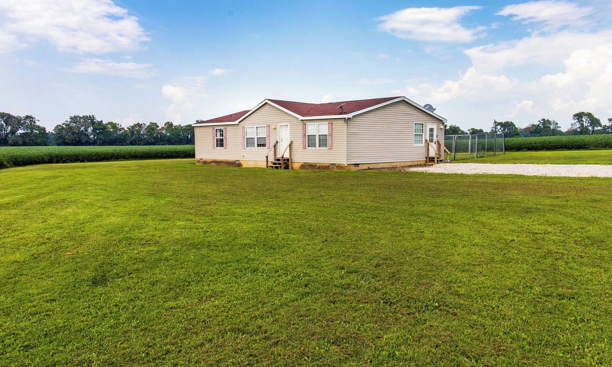 Hatfield House | Quiet Farm setting surrounded hundreds of acres of fields. Workers welcome.