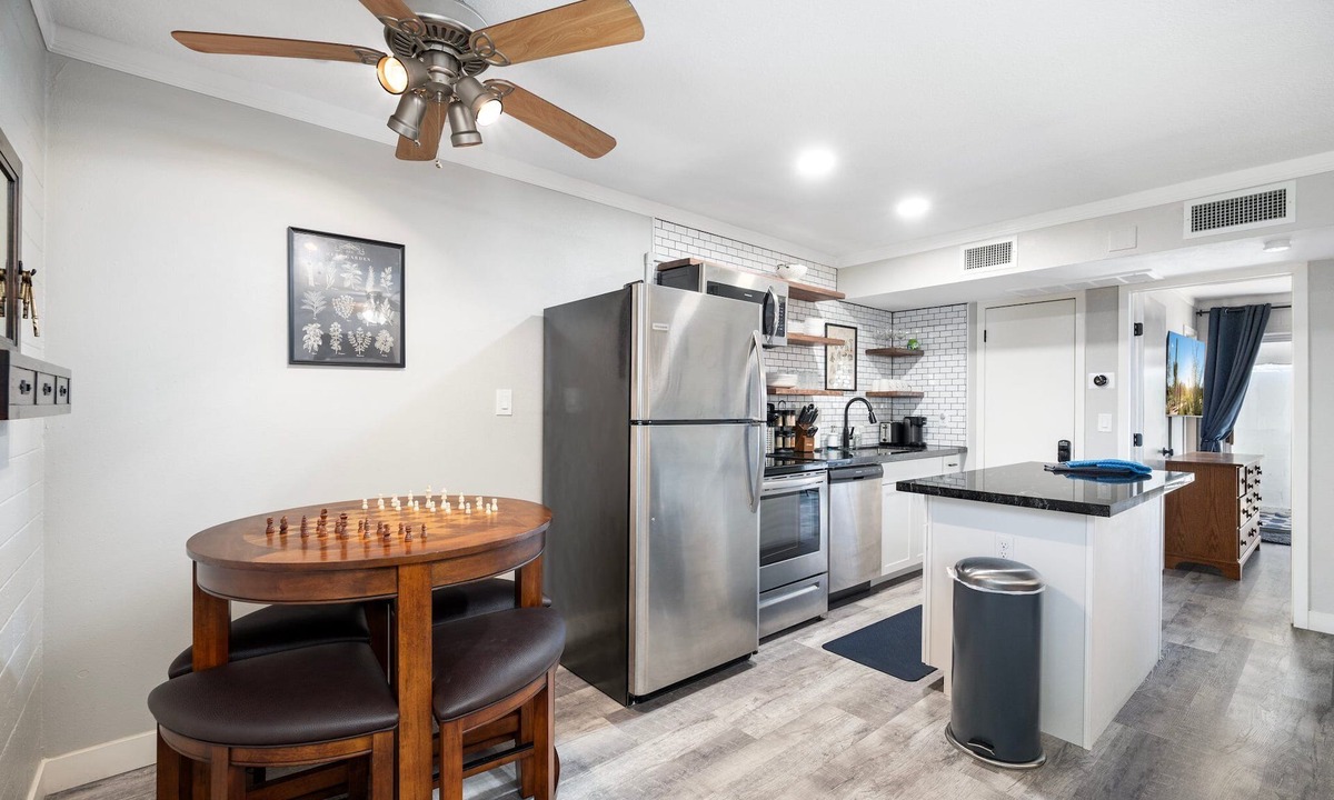 Camelback East Apartment | Quiet, freshly renovated apt. with canal access and mountain views