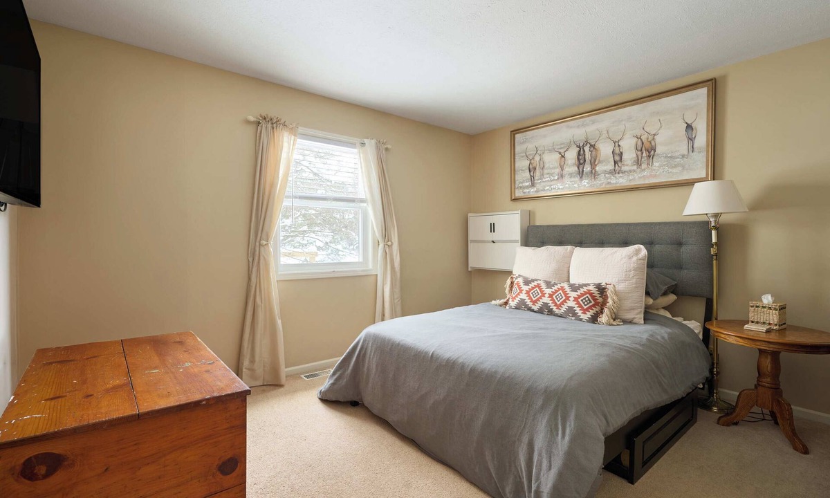 South Russell Apartment | Quiet Guest Space with Hot Tub, Laundry, and Gym