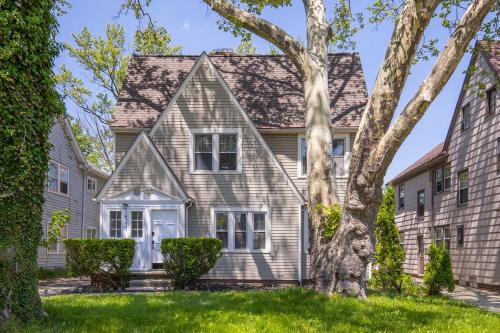 Shaker Heights House | Quiet home in historical neighborhood