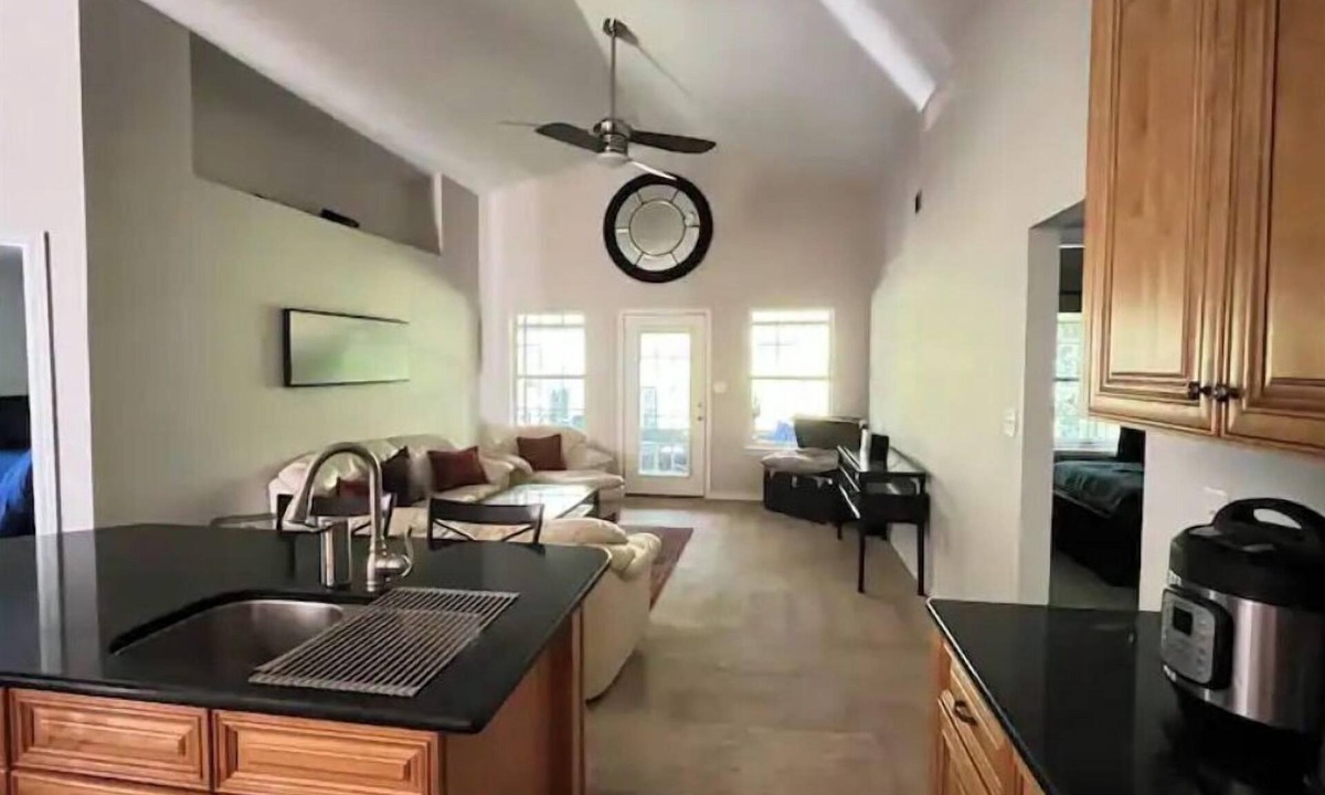 Mary Esther House | Quiet Home! Peaceful neighborhood with water access, king bed, screened porch.