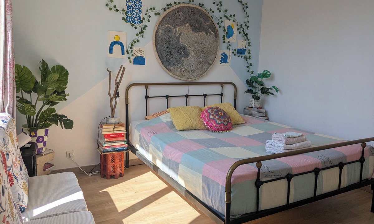 Savigny-sur-Orge Bed & Breakfast | Quiet independent room with private bathroom/WC, garden access, near Paris Orly