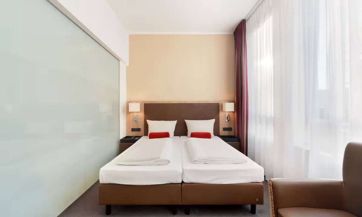 Obersendling Hotel | Quiet, Inviting Room Perfect for Business Travelers Seeking Easy Metro Access