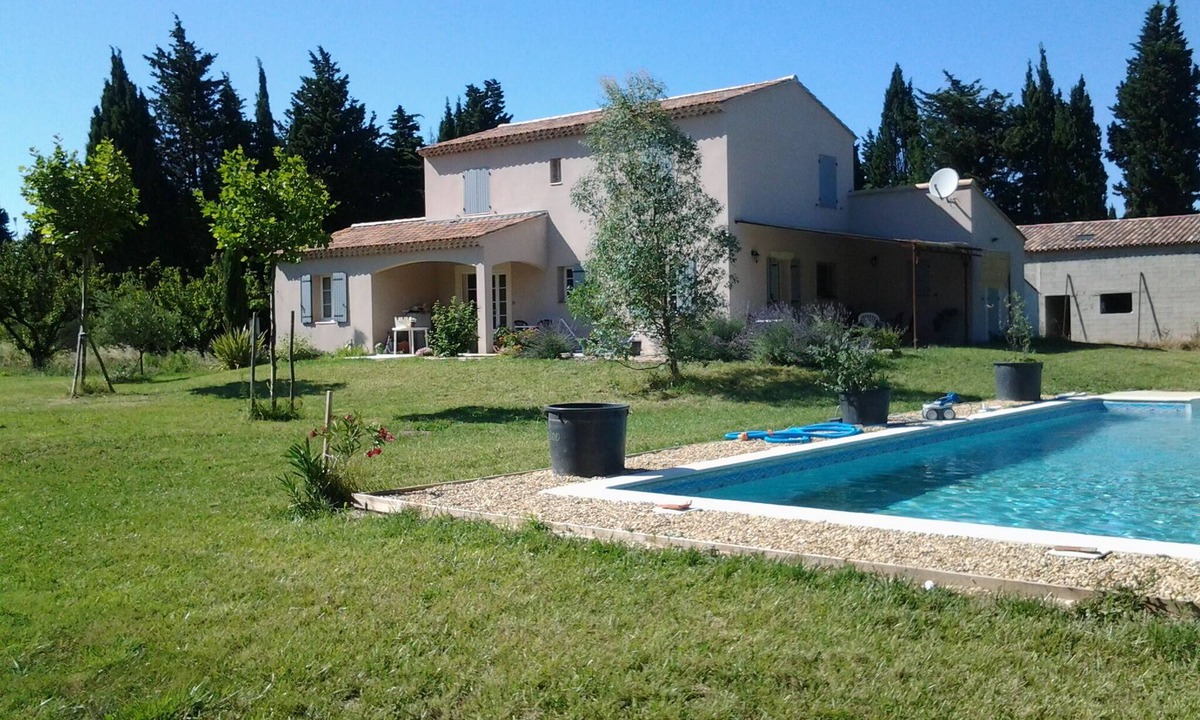 Maillane House | quiet large comfortable house with large swimming pool 12x5