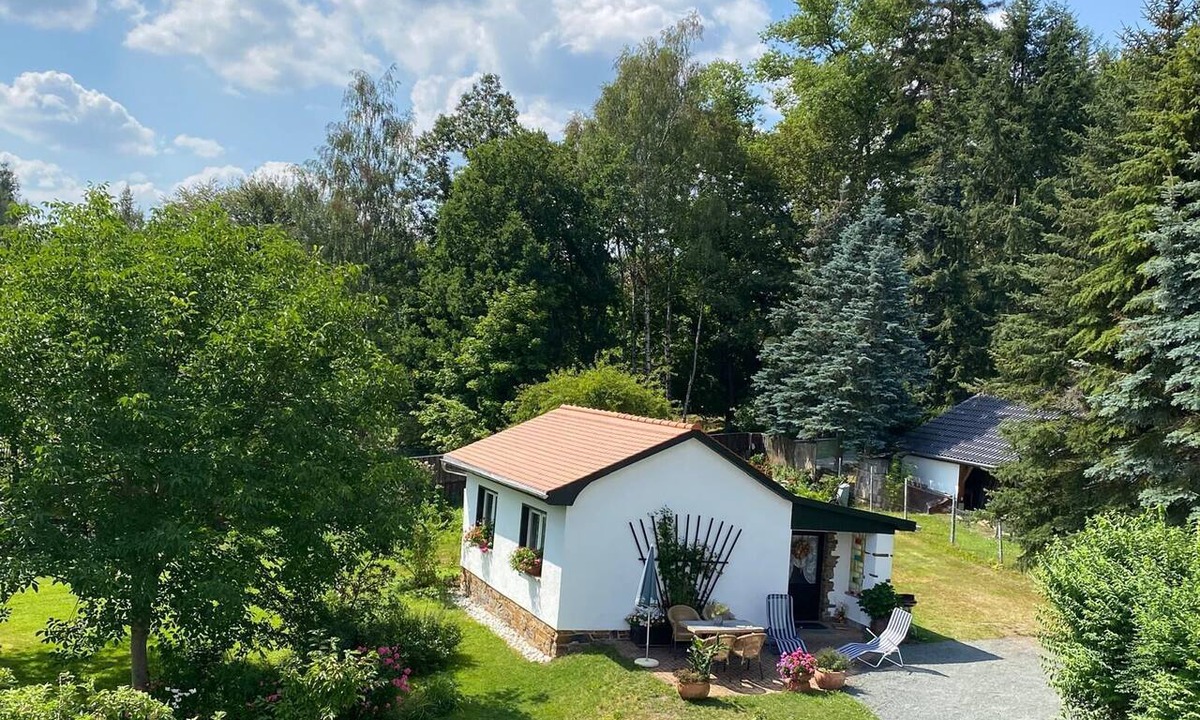 Bad Elster House | Quiet location. Large garden, private terrace and parking lot. Pet friendly
